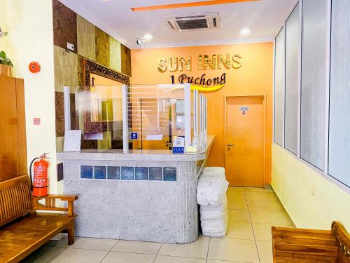 un restaurant ensoleillé avec un panneau sur le mur dans l'établissement Sun Inns Hotel Puchong, à Puchong