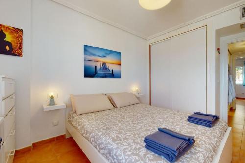 1 dormitorio con 1 cama con 2 toallas en Ático El Mar Mojácar- Marina de la Torre Res. Golf, en Mojácar
