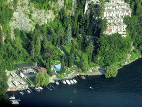 una vista aerea di un resort su un lago di Apartment with 2 bedrooms a large terrace with magnificent view of the lake a Pognana Lario