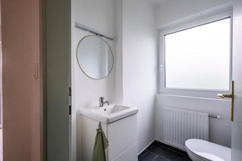 bagno con lavandino e specchio di Cottage 110 a Wösendorf