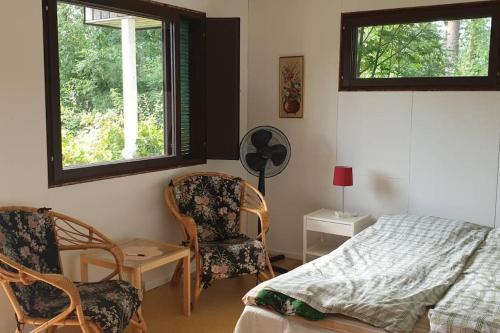 Ένα ή περισσότερα κρεβάτια σε δωμάτιο στο Backyard Cabin With Veranda By Kemi River In Keminmaa