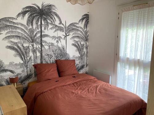 - une chambre avec un lit recouvert de palmiers dans l'établissement Charmant T2 dans Toulouse, à Toulouse