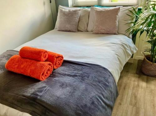 uma cama com duas toalhas em cima em Elkstone Studio Private Hottub Pet Friendly em Malvern Link