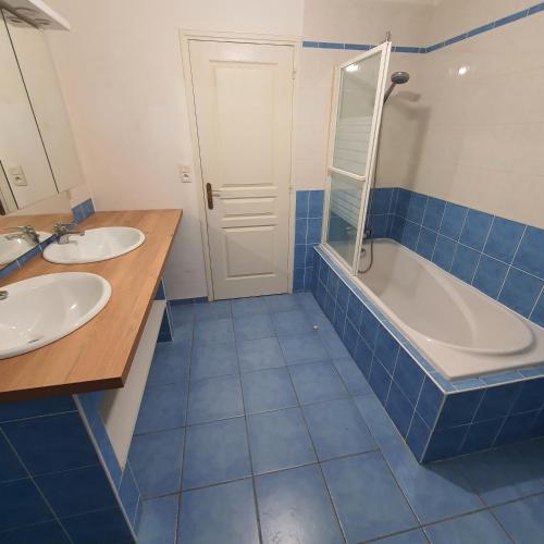 une salle de bain avec deux lavabos et une baignoire et des toilettes dans l'établissement Maison Familiale - Presqu'île de Rhuys - 4ch 9p - Terrain clos arboré, à Surzur