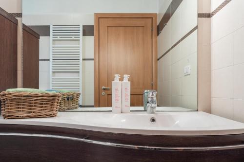 ein Bad mit einem Waschbecken und einem Spiegel in der Unterkunft Perla Apartment with Garden by Wonderful Italy in Turin