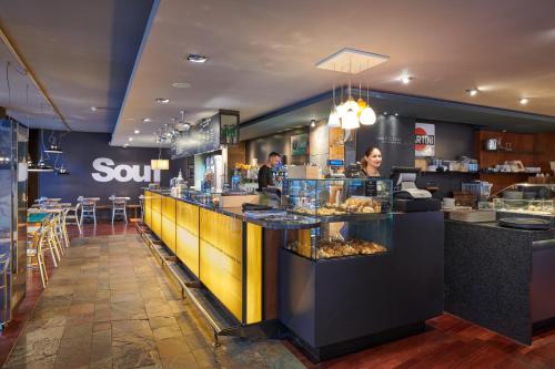a restaurant with two people standing behind a counter at Hotel Plaza in Mestre