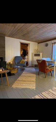 拉姆貝格的住宿－Rorbu Vestersia i Skjelfjord，客厅配有家具和地毯。