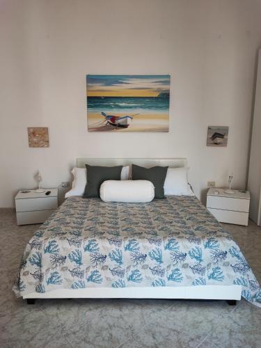 ein Schlafzimmer mit einem Bett und einem Wandgemälde in der Unterkunft La casa di Nonna Rosa in Procida