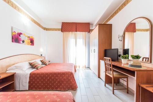 1 dormitorio con 1 cama y escritorio con ordenador en Hotel San Giacomo, en Cesenatico