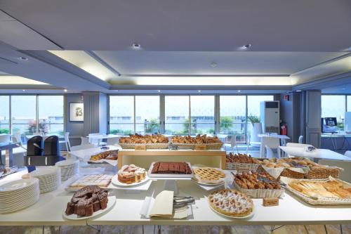 a bakery with many different types of cakes and pastries at Hotel Plaza in Mestre