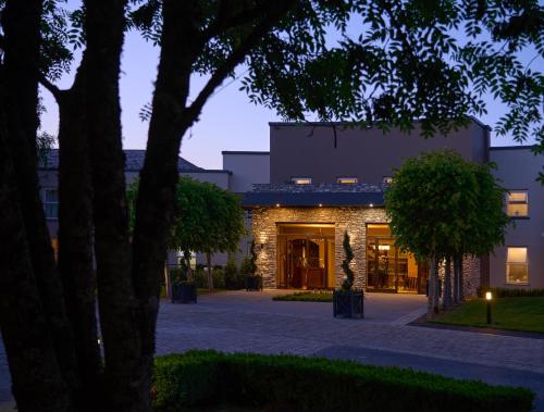 un bâtiment avec une façade éclairée la nuit dans l'établissement Tulfarris Hotel and Golf Resort, à Blessington