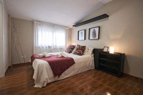 ein Schlafzimmer mit einem großen Bett und einem Fenster in der Unterkunft camiño dos faros in Ponteceso