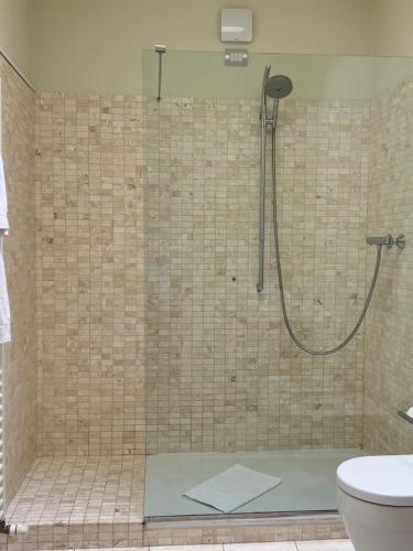 y baño con ducha y aseo. en Urbino Apartment - Urban Retreat, en Urbino