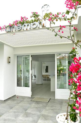 une entrée à un bâtiment avec un panneau sur celui-ci dans l'établissement Anemoni Beach Hotel, à Skiathos Chora