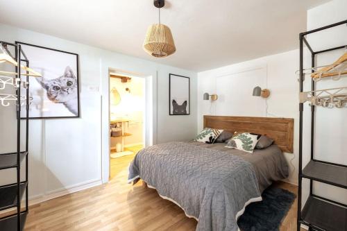 - une chambre avec un lit et une photo de chat sur le mur dans l'établissement Gite Pomme de Reinette, à Urschenheim