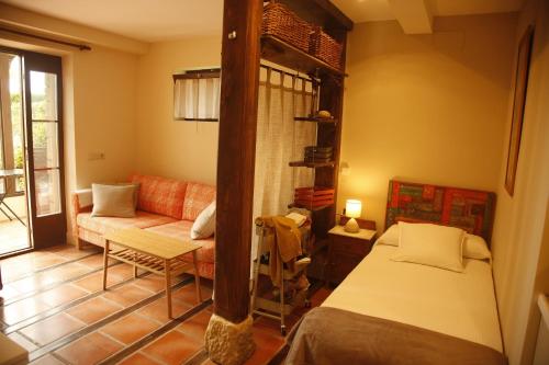 ein Wohnzimmer mit einem Bett und einem Sofa in der Unterkunft 2 HABIT, SALA, TERRAZA, JARDIN, PARKING GRATiS in Zumaia