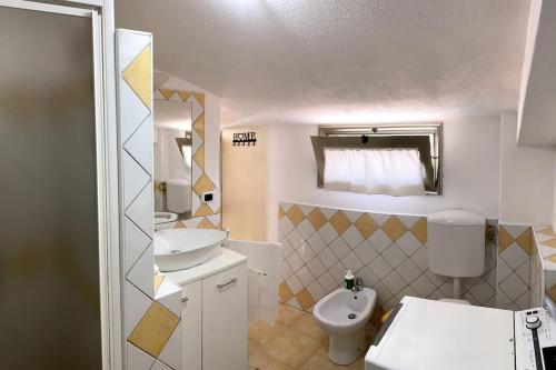 Ένα μπάνιο στο Penthouse di charme in borgo vicino al mare