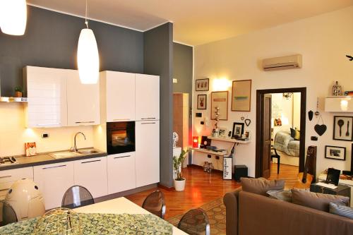 cocina y sala de estar con sofá y mesa en Casa Vacanze Via Roma 148, en Siracusa