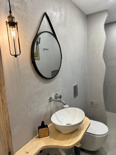 La salle de bains est pourvue d'un lavabo et d'un miroir mural. dans l'établissement CRETelia House, à Palaiokastro