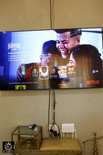 Televisyen dan/atau pusat hiburan di KO'THABENG GUESTHOUSE