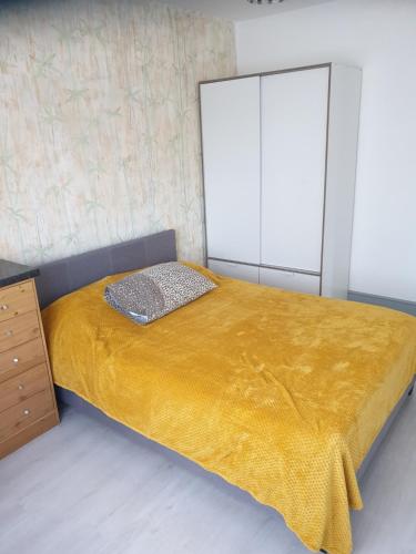 een slaapkamer met een bed met een gele deken bij Humphrey House in Parkside