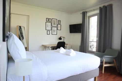 une chambre avec un grand lit blanc et une fenêtre dans l'établissement Appart 6pers#Châtelet#Les Halles#Rivoli, à Paris