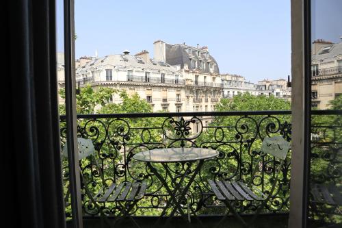 d'un balcon avec une table et des chaises offrant une vue sur la ville. dans l'établissement Appart 6pers#Châtelet#Les Halles#Rivoli, à Paris