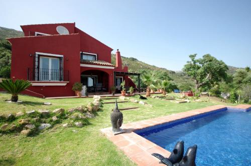 una casa con piscina frente a una casa en Villa Victoria con piscina en Tarifa