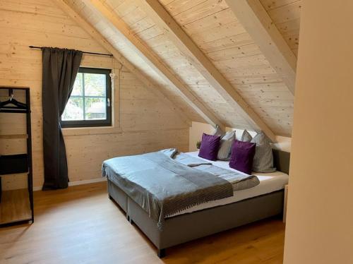 een slaapkamer met een bed op zolder bij Das Landchalet in Steinwiesen