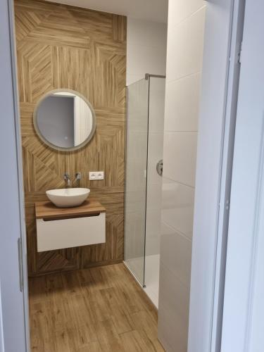 a bathroom with a sink and a mirror at Sosnówkowy Zakątek in Sosnówka