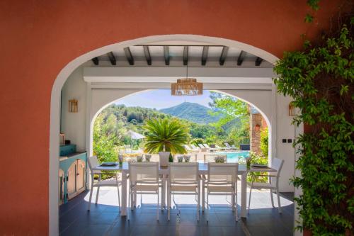 une salle à manger avec une voûte, une table et des chaises dans l'établissement VILLA BAUHINIA - Golfe de Saint-Tropez, au Plan-de-la-Tour
