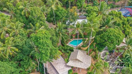 einen Luftblick auf ein Resort mit einem Pool in der Unterkunft Kalulushi Bungalows in Haad Pleayleam