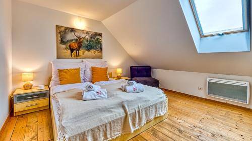 Säng eller sängar i ett rum på Izerska Baza - basen, ebike, narty, sauna, jacuzzi, las blisko Świeradów Zdrój - 5D Apartamenty