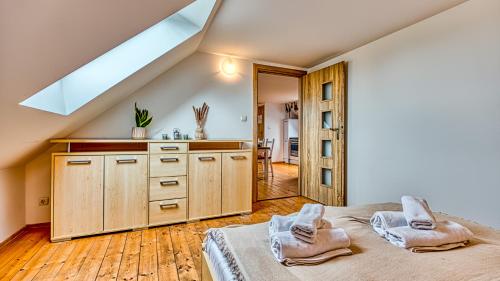 Katil atau katil-katil dalam bilik di Izerska Baza - basen, ebike, narty, sauna, jacuzzi, las blisko Świeradów Zdrój - 5D Apartamenty
