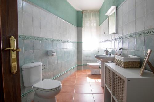 La salle de bains est pourvue de toilettes et d'un lavabo. dans l'établissement La Tendera by #cherrygredos, à El Arenal