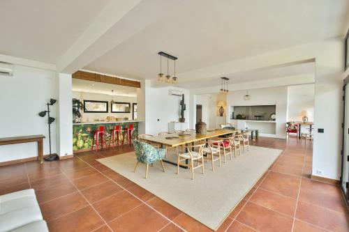 uma cozinha e sala de jantar com mesa e cadeiras em Grande Villa 750 m2 Le Mas des chênes em Bormes-les-Mimosas
