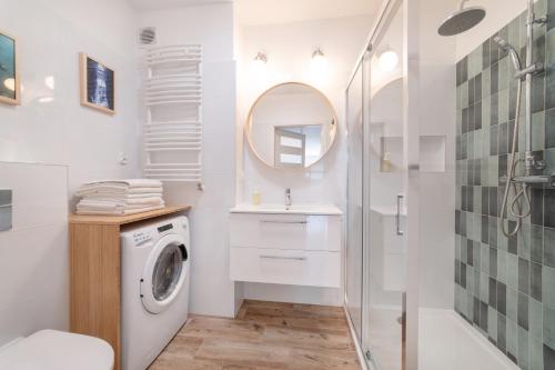 ヤストシェンビャ・グラにあるApartamenty Apartinfo Villa Nordのバスルーム(洗濯機、シャワー付)