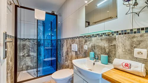 Bilik mandi di Izerska Baza - basen, ebike, narty, sauna, jacuzzi, las blisko Świeradów Zdrój - 5D Apartamenty