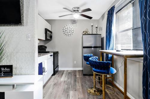 eine Küche mit einem Kühlschrank sowie einem Tisch und Stühlen in der Unterkunft Cozy Apartment Stay (DS) in Norfolk