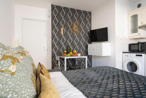 een slaapkamer met een bed en een wasmachine bij Le Petit Pradignac Croisette - Connect Property in Cannes