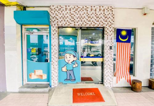 una máquina expendedora con una pintura de un chico en la puerta en Sun Inns Dmind Seri Kembangan, en Seri Kembangan