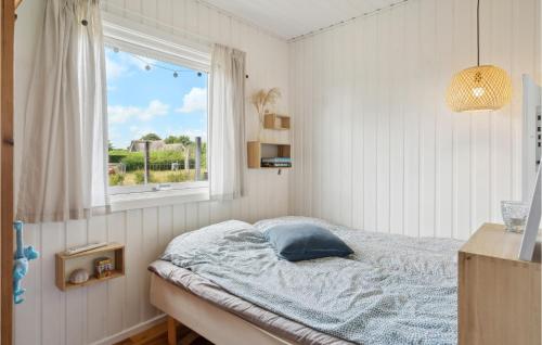 um quarto com uma cama e uma janela em Beautiful Home In Faaborg With Kitchen em Faaborg