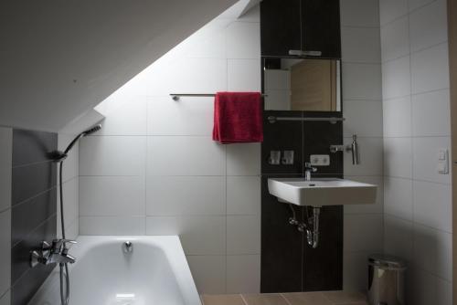 a bathroom with a sink and a bath tub at Langs Wirtshaus in Sankt Ulrich im Mühlkreis