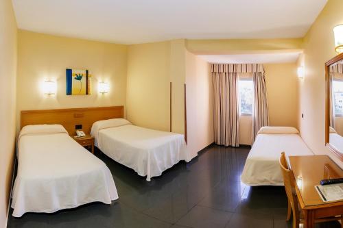 A bed or beds in a room at Hotel Zeus