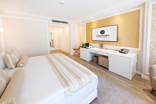 Кровать или кровати в номере Hallmark Hotel & SPA Istanbul