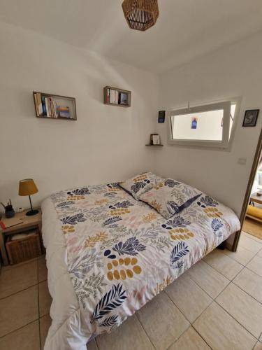1 dormitorio con cama y ventana en BEAU T2 - PISCINE CHAUFFEE, en Serra-di-Ferro