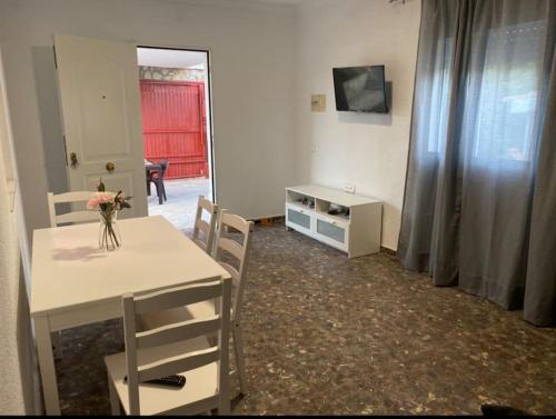 een woonkamer met een tafel en een tafel en stoelen bij Bonita casa en Bolonia in Bolonia