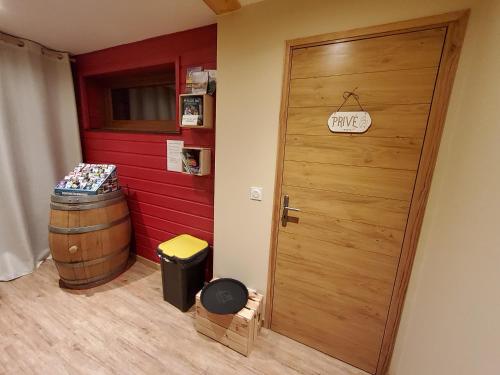 una camera con una porta in legno e una botte di L’Ombragée Au Doux Refuge a Courtonne-la-Meurdrac