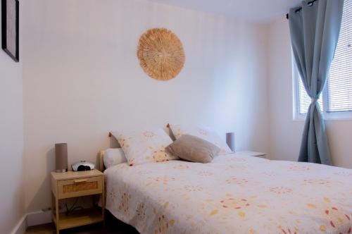 a bedroom with a bed and a window at Bergerie du centre ville - 1 chambre, équipement bébé, wifi et draps inclus in Dieppe