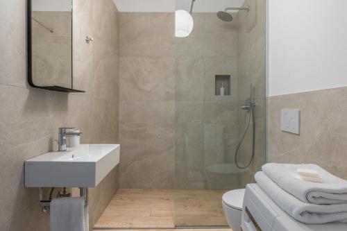 a bathroom with a shower and a sink and a toilet at Casa al Lago di TSS' - Ampio Giardino Fronte al Lago - Perfetto per Famiglie e Gruppi a Calceranica al Lago in Calceranica al Lago